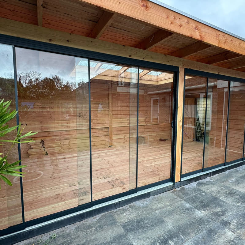 Glazen wand onder houten overkapping