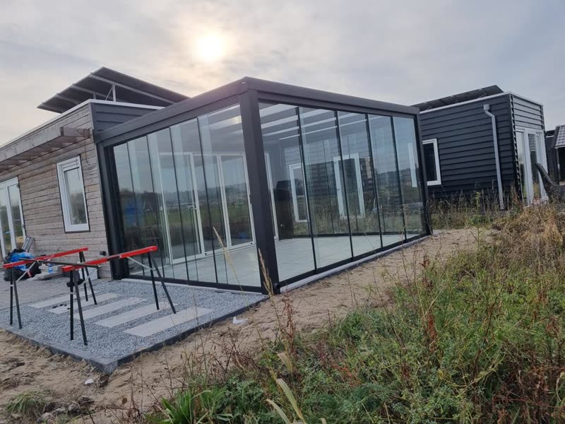 Glazen tuinkamer in aanbouw