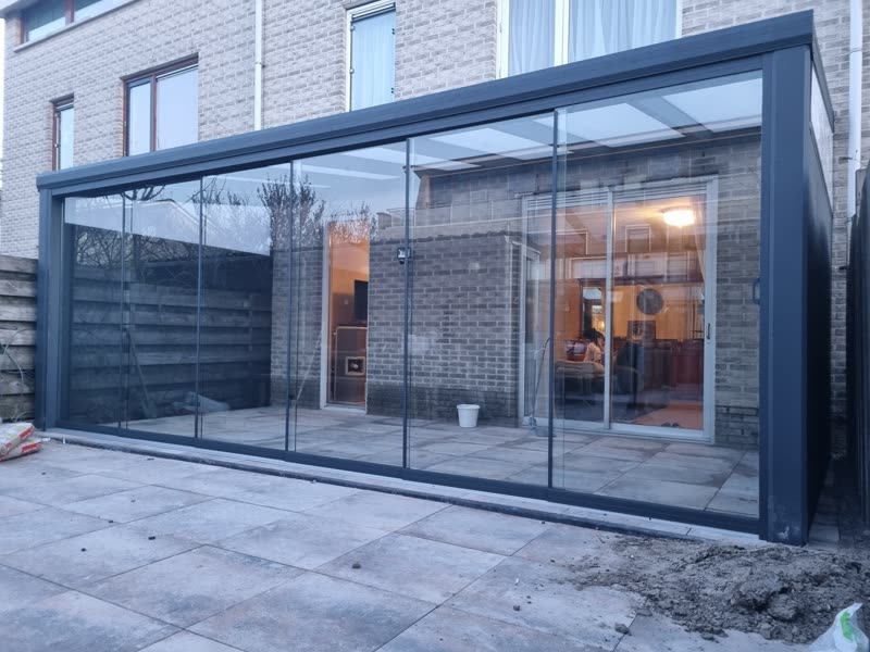 Veranda met glazen schuifwanden